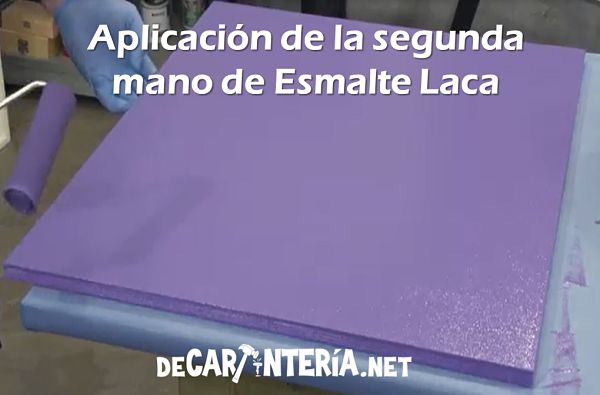 Aplicación-de-la-segunda-mano-de-Esmalte-Laca-sintético-base-agua-morado