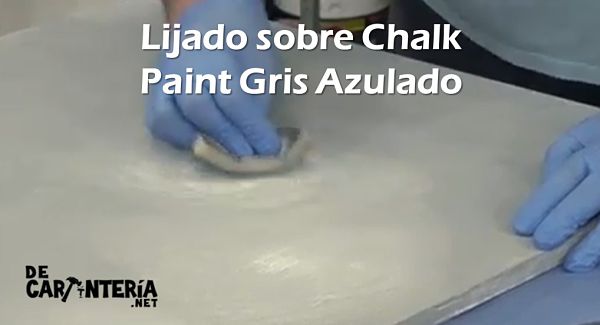 lijado-sobre-el-chalk-paint-gris-azulado-en-forma-circular-y-suave-hasta-develar-la-primera-capa