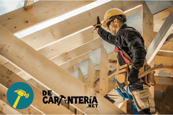 Carpintero-profesional-en-una-obra-de-construcción-con-madera