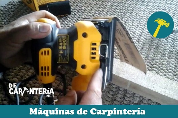 máquinas-de-carpintería-Maximizar-su-Rendimiento-al-limpiarlas-y-ajustarlas-carpintero-cambiando-la-lija-a-su-lijadora